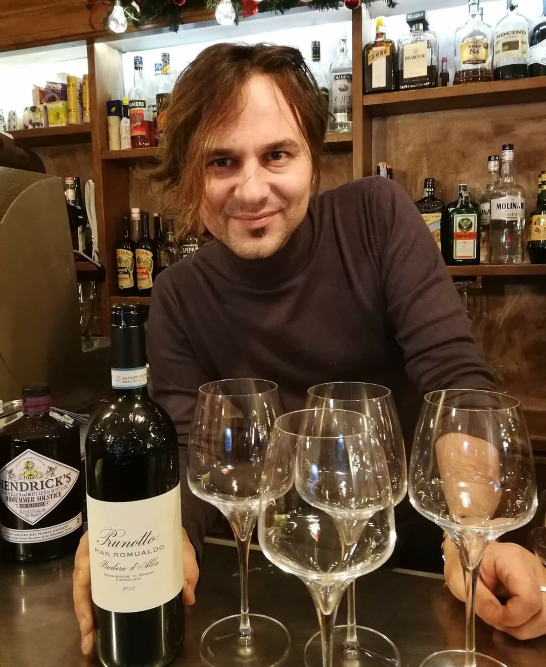 Manuel Gimari: Gin and Tonic a base di Engine e Feever per i Maneskin e Davide Simonetta. Peccato non differenziare bar e ristoranti