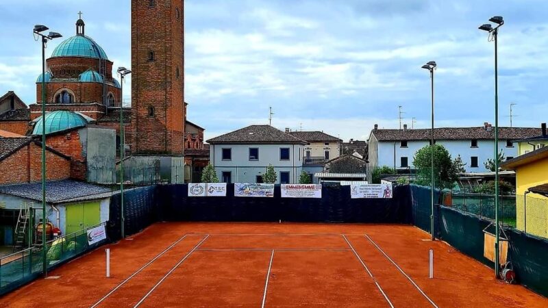 Che bello il campo da tennis rilanciato … dal rinato Oratorio di Capralba (Chapeau a don Emanuele Barbieri) e da sportivi volontari