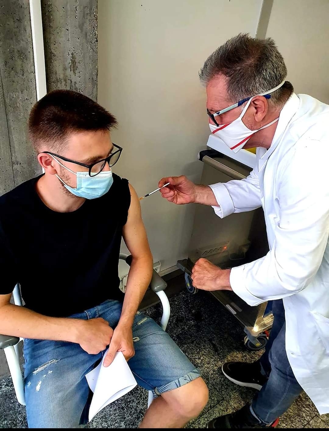Grandioso al Centro vaccinale di Crema: il dottor Maurizio Borghetti vaccina il figlio Luca. Vacciniamoci tutti che solo così vinceremo il virus!