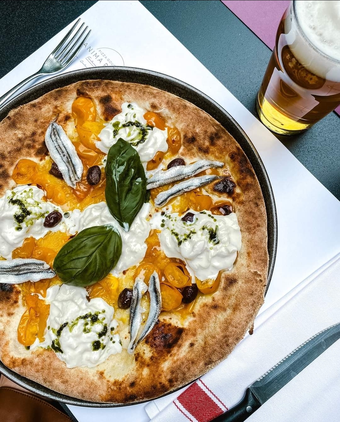 Ah … che spettacolare, Mediterranea in Salsa Cremasca, è la Pizza Burrata & Alice Marinata Made in Anima Romita. E che botto farebbe abbinata al Rosato In Fiore Caleffi!  