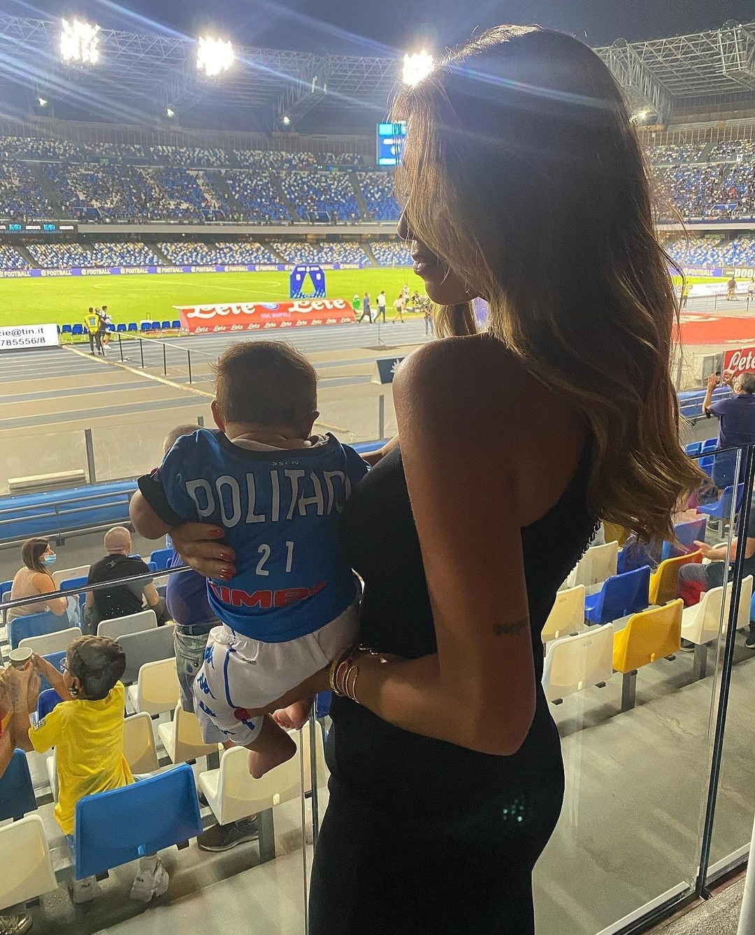 Grandioso a Napoli: mamma  Francesca Ginevra porta la neonata Giselle allo stadio Maradona. E il Napule di papà Politano vince e convince…