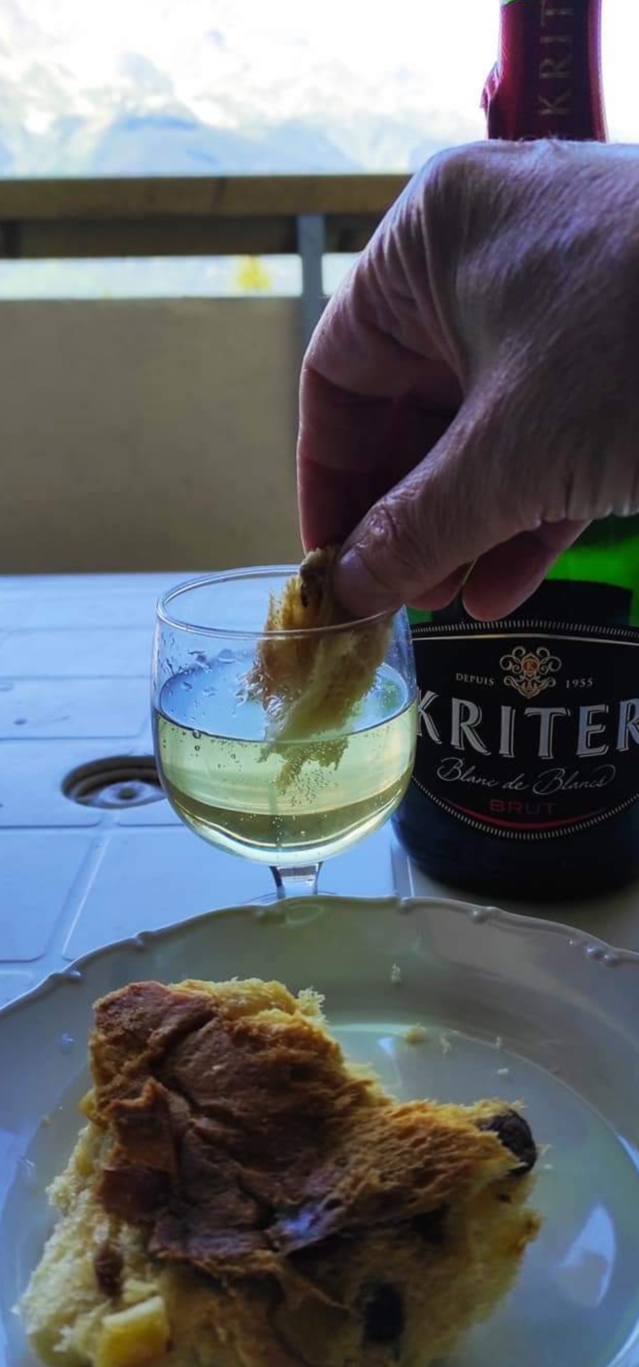 Ah … come si tratta bene il FotoScrittore Arrigo Barbaglio: Panettone e Champagne per passare bene quest’estate di ripartenza in terra francese