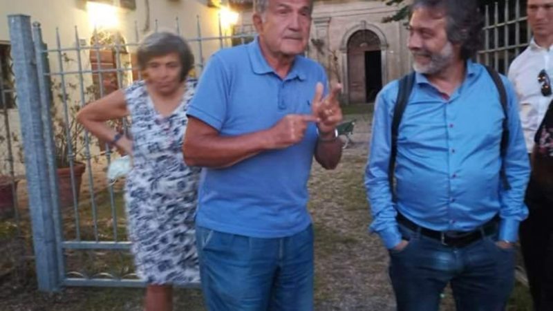 Alex Corlazzoli, Maestro d’Italia, giornalista, scrittore, viaggiatore: “Romano Prodi è l’ultimo vero politico che abbiamo avuto in Italia”