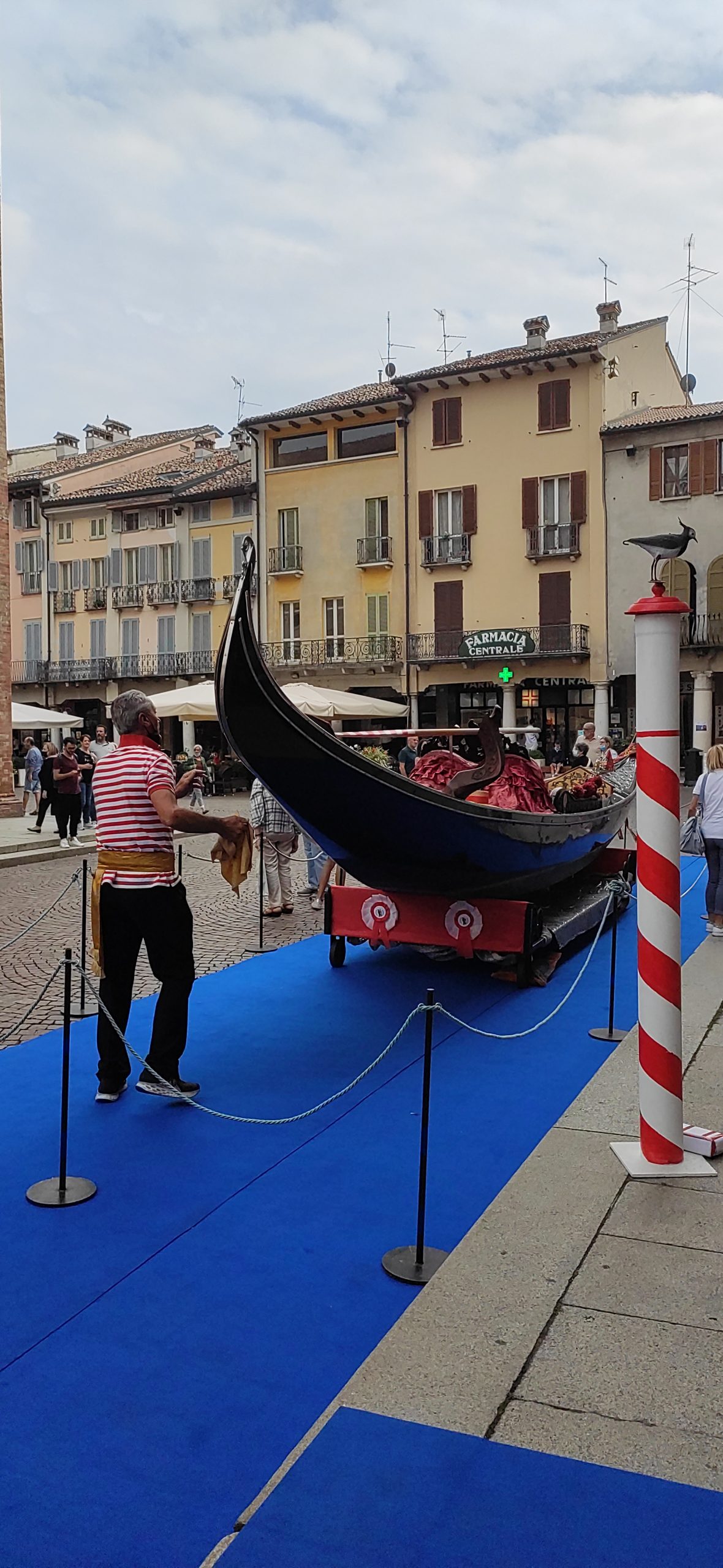 La gondola arrivata a Crema per festeggiare lo storico complenano di Venezia? Beh quando piove sarebbe utile per muoversi in certi scorci cittadini, no?