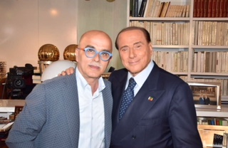 Mercoledì scorso, via Social, il Paparazzo Giulio King Giordano ha fatto gli auguri di compleanno al presidente Silvio Berlusconi. Ah quando uscirà il libro di Giulietto?