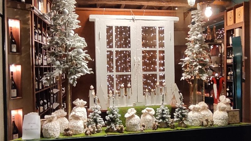 Ah … che meravigliosa Finestra sul Mondo natalizia la vetrina principale dell’Enoteca FuoriPorta di Crema