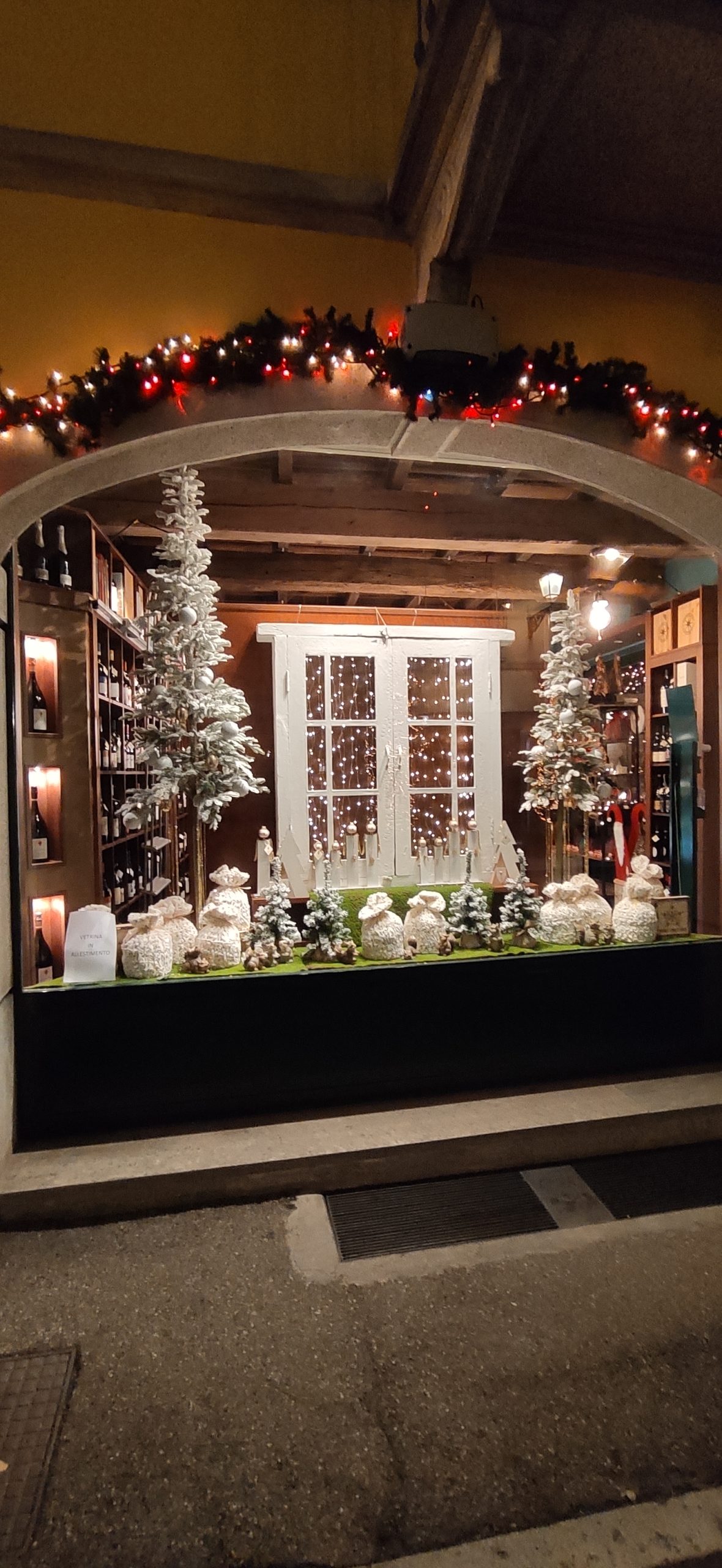 Ah … che meravigliosa Finestra sul Mondo natalizia la vetrina principale dell’Enoteca FuoriPorta di Crema
