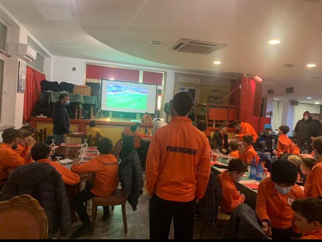 Chapeau all’Unione Sportiva Pianenghese, riunita, per fare gruppo al Ristopizzeria di Pianengo “Il Faro” guardando la Champions League alla Tv…