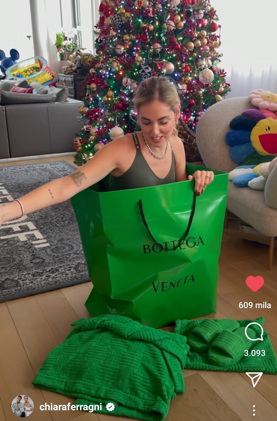 L’Influencer cremonese Chiara Ferragni, in versione natalizia ecco si fa pacco di Natale. La vorreste sotto l’albero?