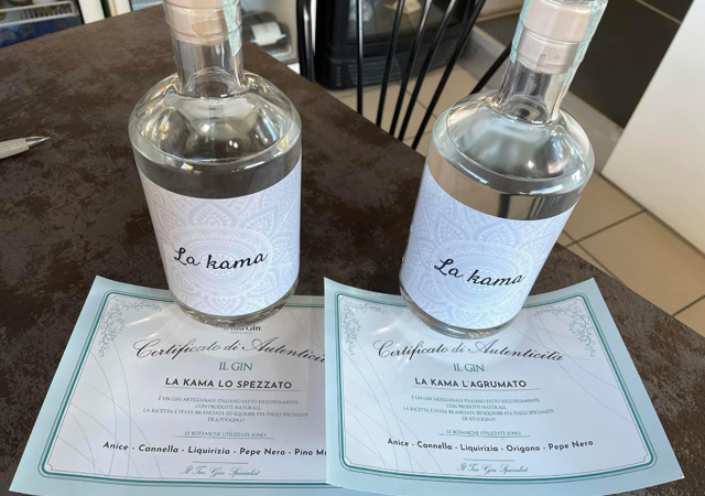 Grandioso a Soresina: nel Bar – Osteria del PopOste Marco Impicciatore è arrivato il Gin (personalizzato) e firmato La Kama … Chapeau!