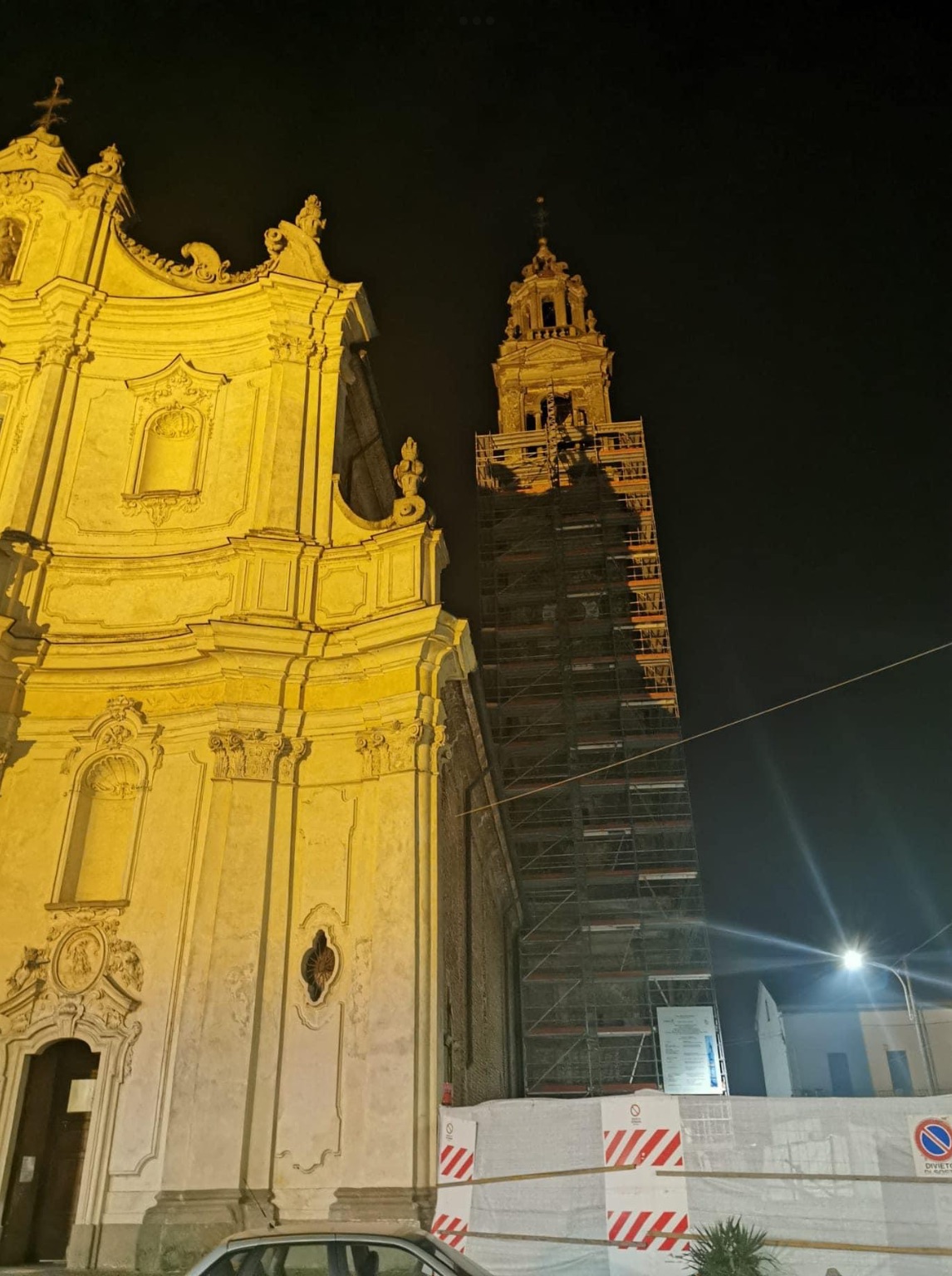 Don Emilio Luppo fotografa e informa sullo stato dei lavori al campanile della Chiesa Madre di Montodine, la sua parrocchia