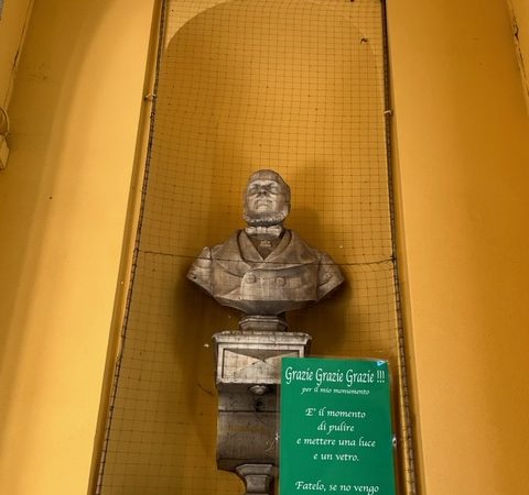 Clamoroso a Lodi: il busto di Cavour chiede attenzioni, altrimenti di notte potrebbe far sentire la sua presenza