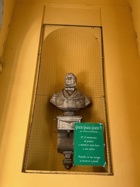 Clamoroso a Lodi: il busto di Cavour chiede attenzioni, altrimenti di notte potrebbe far sentire la sua presenza