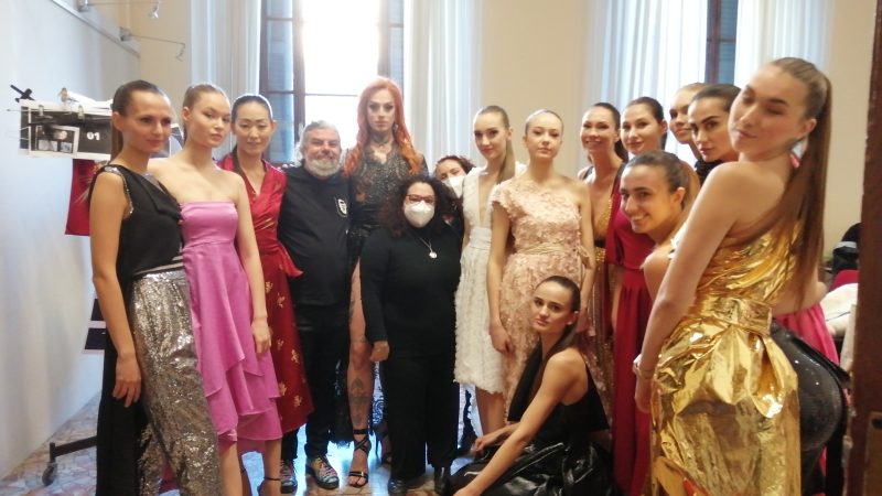 Milano Fashion Week: Andrea Tosetti Collection emoziona e stupisce  a sorpresa in passerella per il Brand sfila Elecktra Bionic vincitrice di Drag Race Italia