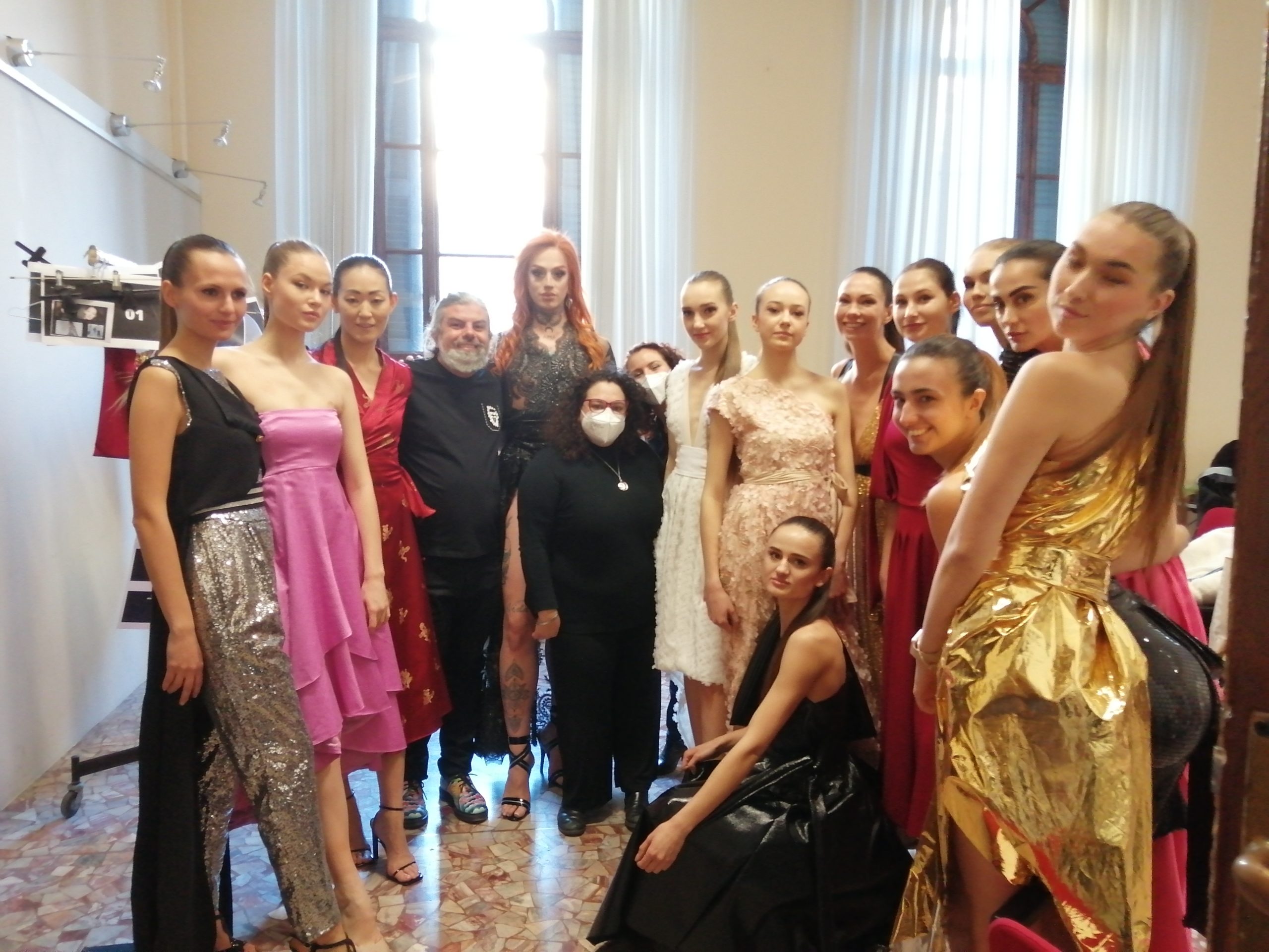 Milano Fashion Week: Andrea Tosetti Collection emoziona e stupisce  a sorpresa in passerella per il Brand sfila Elecktra Bionic vincitrice di Drag Race Italia