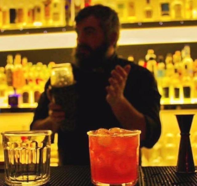 La svolta di Mattia Cabrini, barman tra mare e città in Toscana. E se volete la sua lista cocktail… contattatelo! 