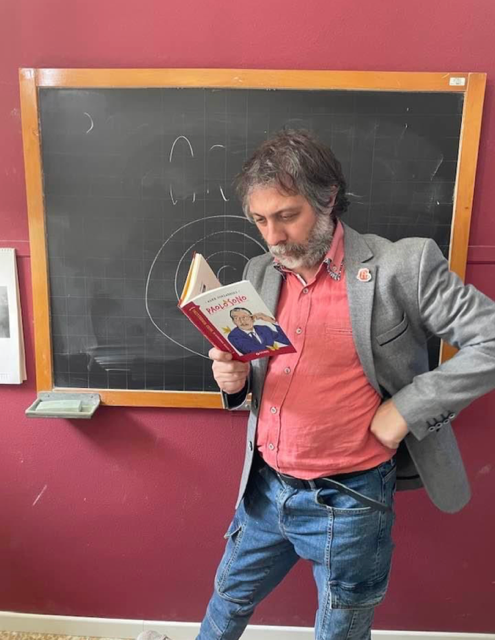 “Paolo sono” è il titolo del nuovo libro del giornalista, scrittore, viaggiatore, opinionista e Maestro d’Italia Alex Corlazzoli