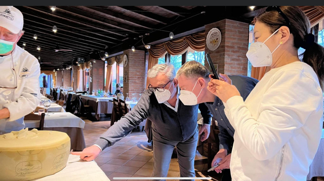 Clamoroso e Grandioso all’Antica Osteria del Cerreto (ah … che posto magico): Stefano Scolari e i suoi collaboratori ambasciatori dell’Arte lodigiana della Raspadura con ospiti svedesi…