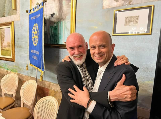 Diego Della Palma ha acceso la serata del Rotary Club Crema con una luce speciale, squarciante e fuori dagli schemi …