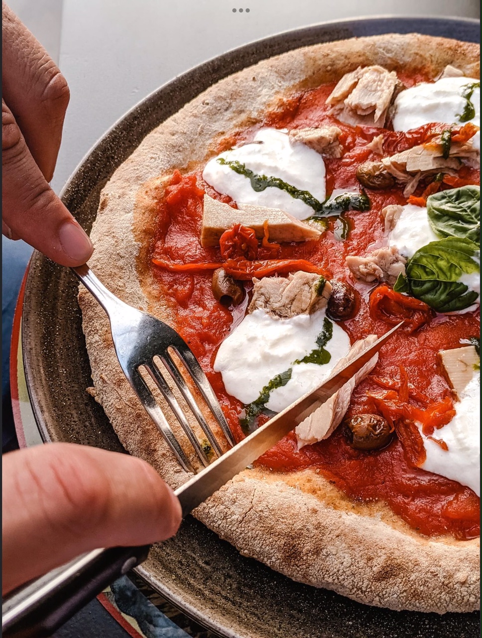 Mentre impazza l’affaire “Pizza & Briatore”, se volete degustare pizze (gourmet e non solo), cocktail e un fritto misto alla napoletana, a Crema, l’Anima Romita è apertissima…