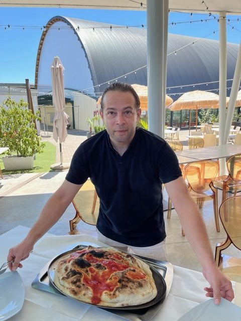 Chapeau ad Ettore Cerrato: al RistoPizzeria “Mangia e Fuggi” pare di essere a Ibiza. Standing Ovation per gli Spaghetti allo Scoglio in Crosta di Pizza! 