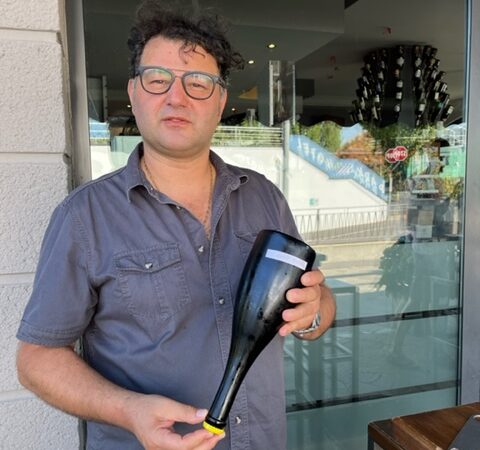 Clamoroso alla Botte del Caffè 51 di Crema: il barman sommelier Maurizio Ercolani, a modo suo ha sciabolato uno straordinario spumante Oltrepò Pavese …