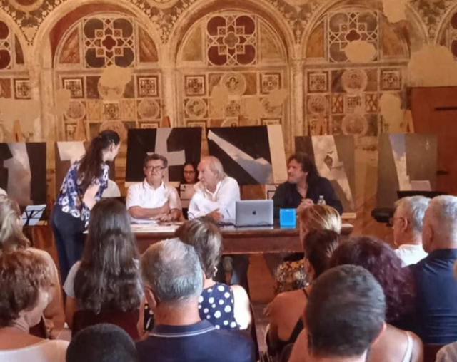 Tante persone domenica scorsa, alla performance del FotoScrittore Arrigo Barbaglio nel castello Visconteo di Pandino