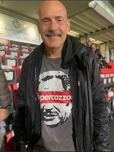 Gianmarco Tognazzi, attore, regista e produttore, allo stadio per Cremonese – Milan con la maglietta Supercazzola