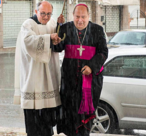 Ah che bella Finestra sul Mondo, l’ottimo don Emilio Luppo che riparava dalla pioggia l’allora vescovo di Crema Oscar Cantoni …