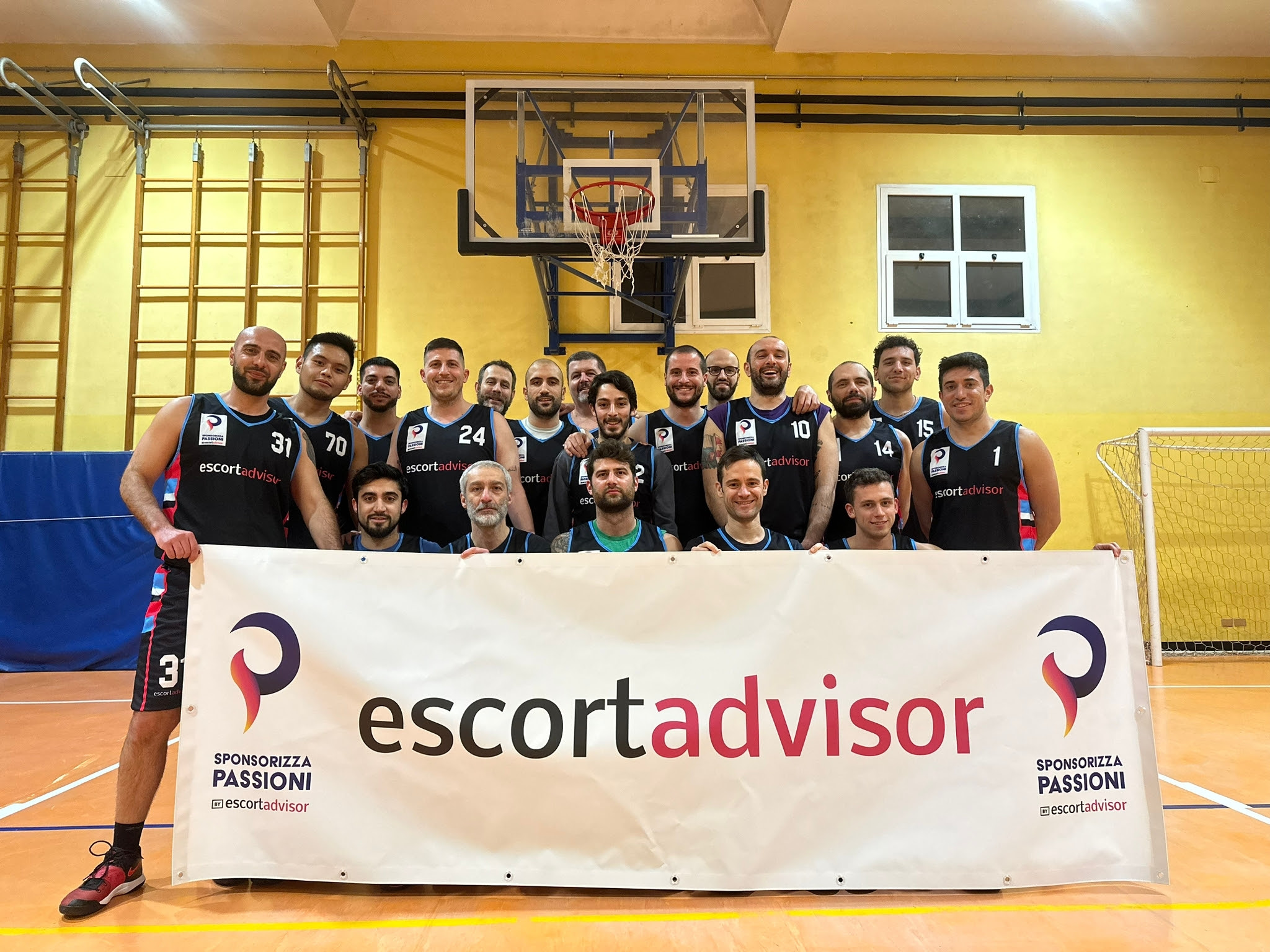 La squadra di basket di San Giuliano Milanese veste i colori del primo sito di recensioni di escort in Europa