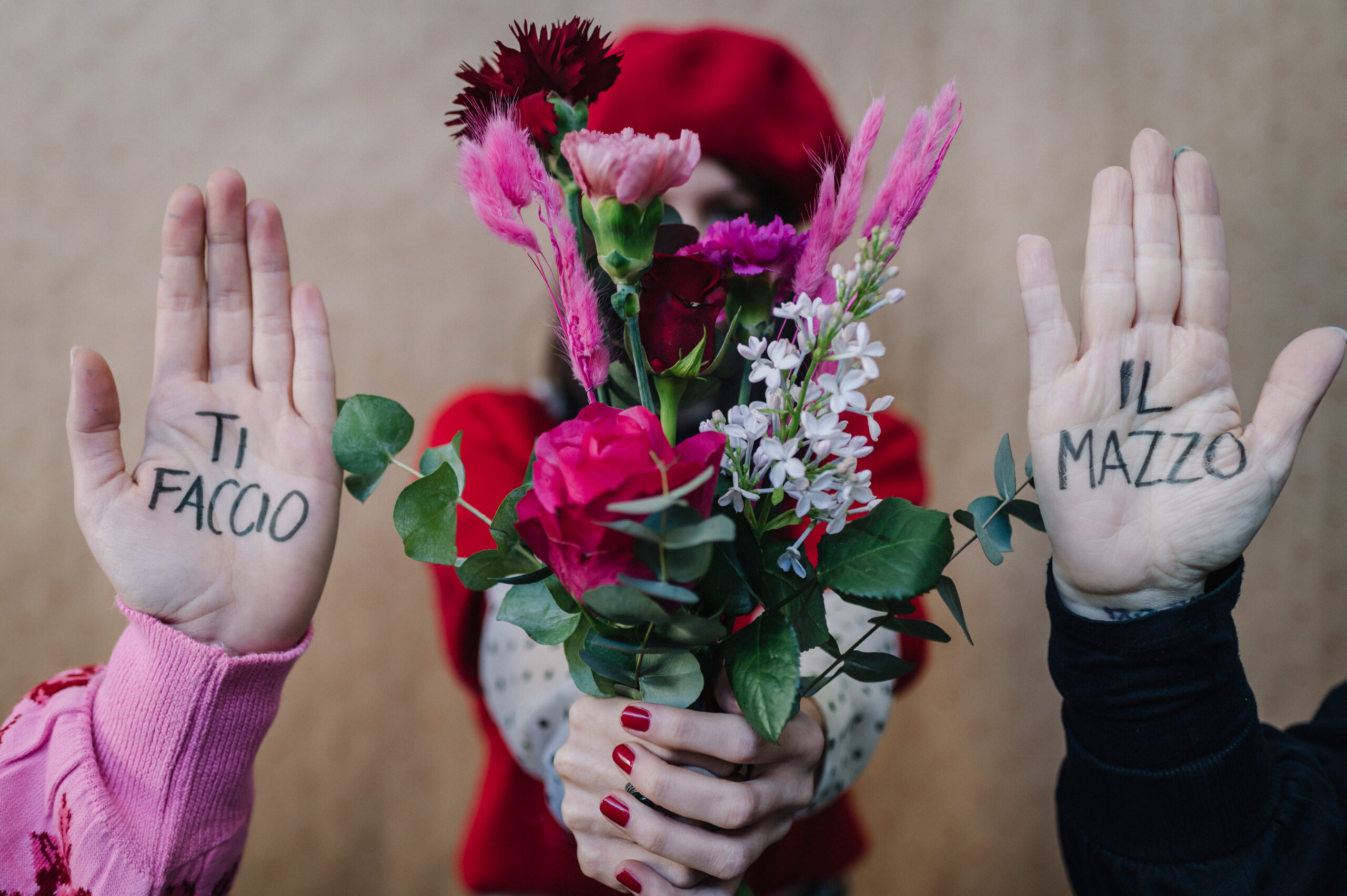 Un mazzo di fiori per sostenere l’associazione Donne Contro la Violenza, per un San Valentino dalla parte delle donne