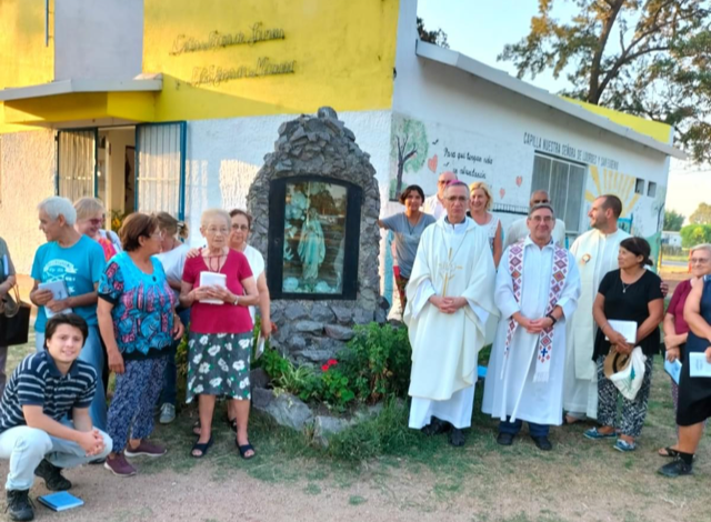 In visita pastorale in Uruguay dal missionario cremasco don Maurizio, Monsignor Gianotti celebra la Santa Messa a Delta della Tigre