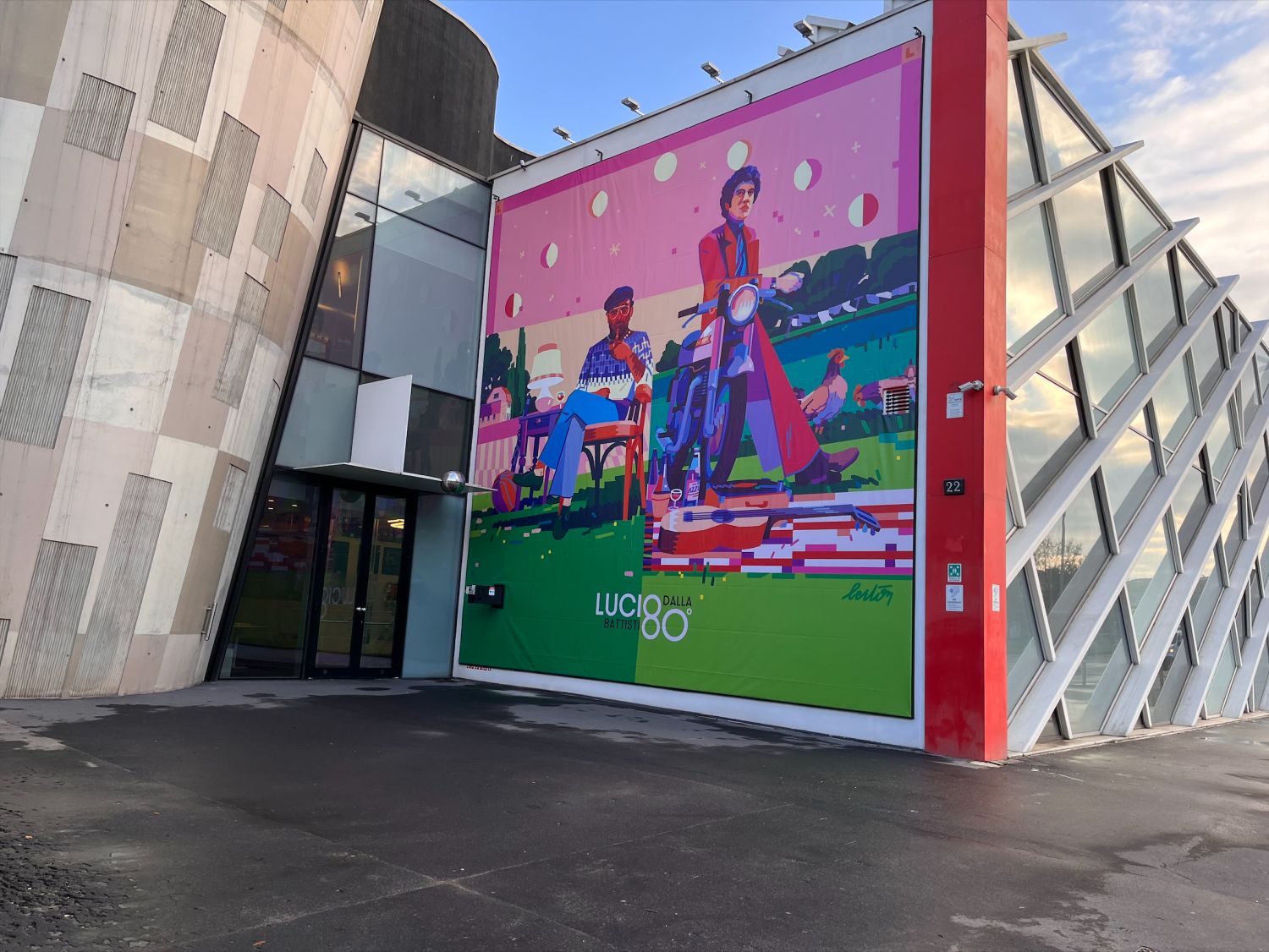 Una coloratizzima facciata per celebrare Battisti e dalla alla Sony Milano