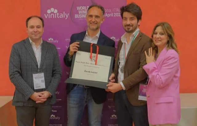 Davide Lazzari, viticultore e Amnasciatore del Monte netto premiato al Vinitaly
