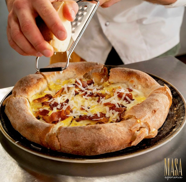 Avete mai provato una gustosa Carbonara sulla pizza? Fatelo da Masa Experience