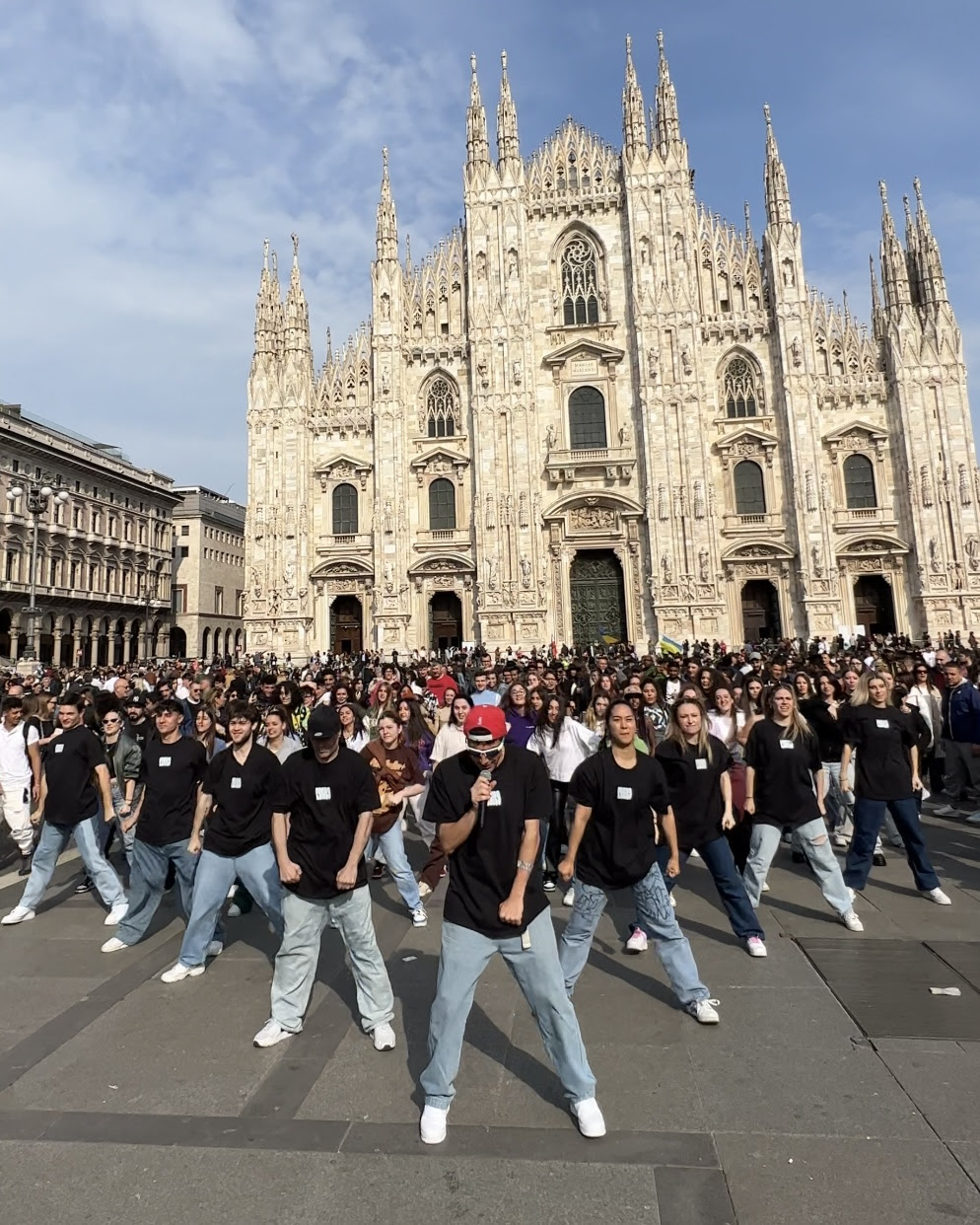 #facciamoilpanico: il flashmob di Federico Baroni con 50 ballerini invade Milano per lanciare il nuovo singolo