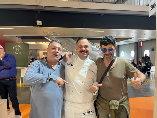 Carramba che sorpresa: Artisti in vari campi, i cugini Usini, riuniti a Milano per i sughi di Chef Alessandro…