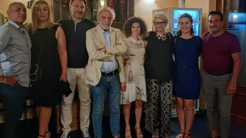 Le conviviali estive: quelle belle. Il sindaco scrittore giornalista Antonio Grassi a cena col suo ‘comune’