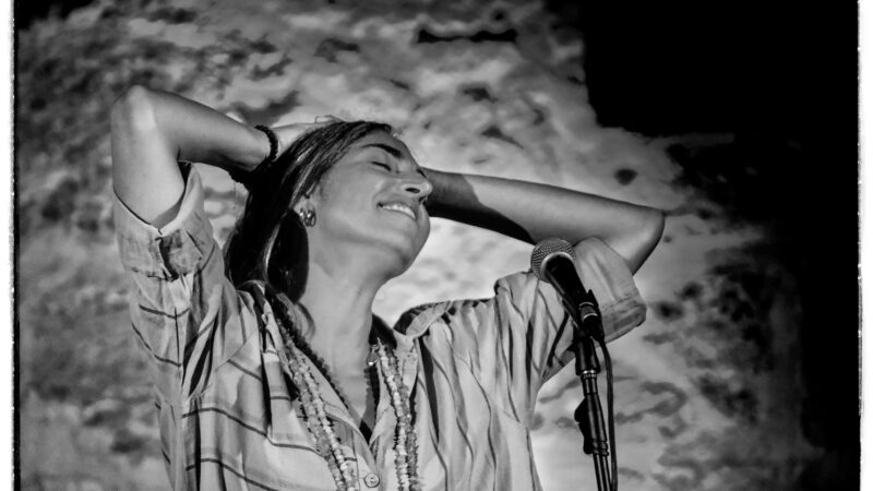 “Curami l’anima” l’esordio da cantautrice di Elisa Ridolfi, un’artista da anni impegnata nella promozione del fado in Italia