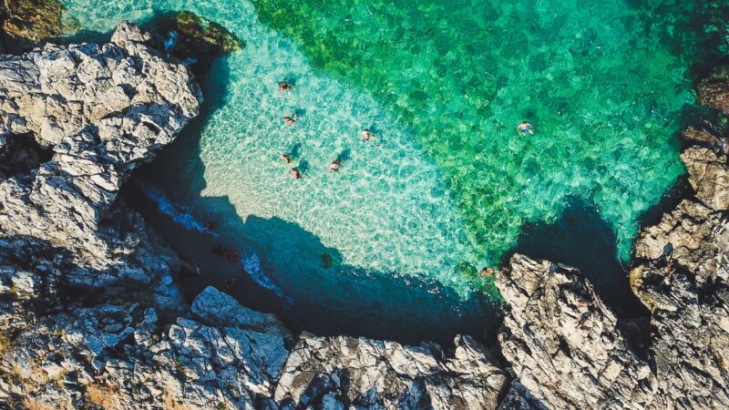 Vivere serenamente le vacanze estive: consigli per godersi al meglio il mare