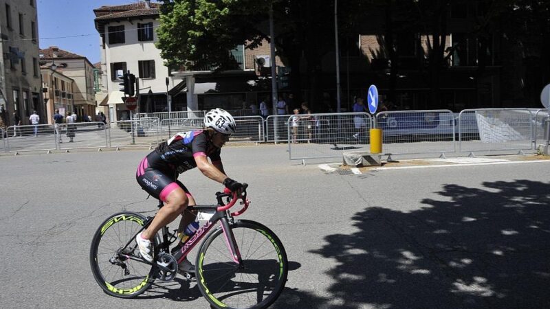 La pluri campionessa europea di ciclismo paraolimpico Antonella Rutigliano a fianco di Pro Rett