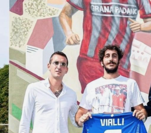 Il figlio di Roberto Mancini e il nipote di Gianluca Vialli in visita al murales cremonese dedicato a StradiVialli