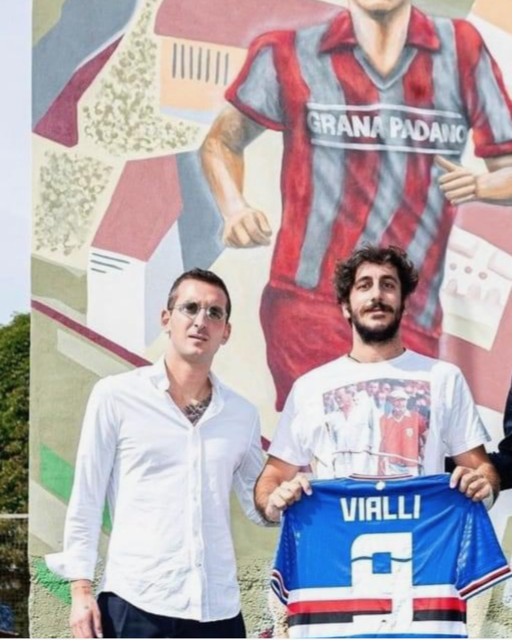 Il figlio di Roberto Mancini e il nipote di Gianluca Vialli in visita al murales cremonese dedicato a StradiVialli