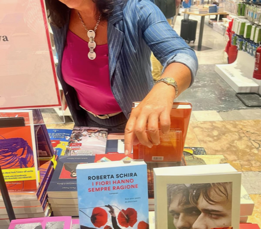Commossa ed emozionata, via social, l’unica, inimitabile, inconfondibile Roberta Schira da Crema lancia il suo romanzo ‘I fiori hanno sempre ragione’