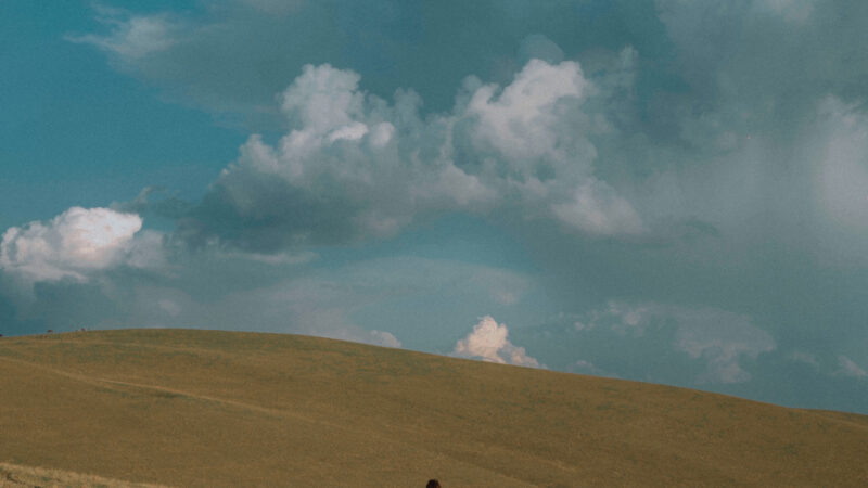 Alzare lo sguardo per perdersi nel “Cielo” – Il nuovo singolo di Miriam Fornari