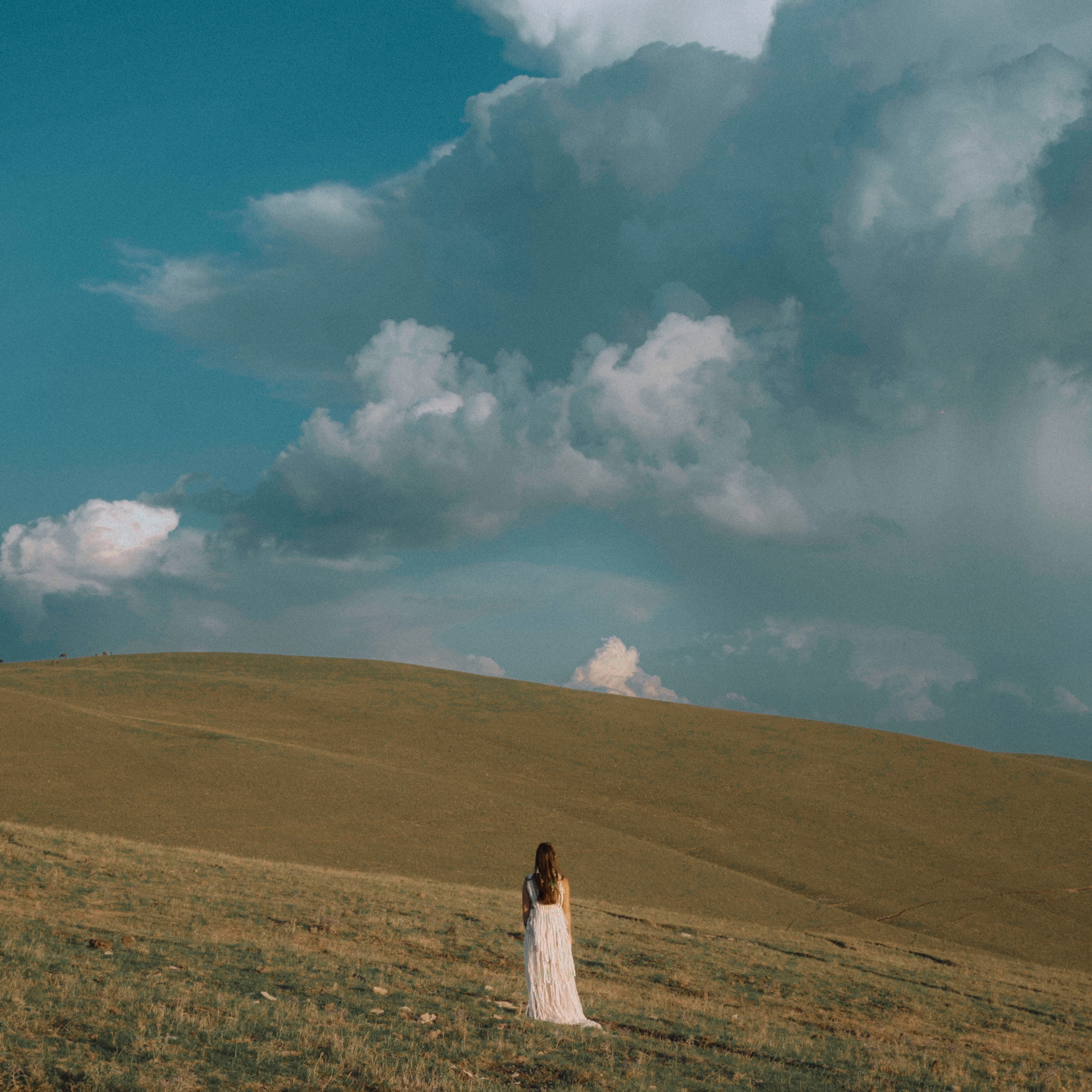Alzare lo sguardo per perdersi nel “Cielo” – Il nuovo singolo di Miriam Fornari