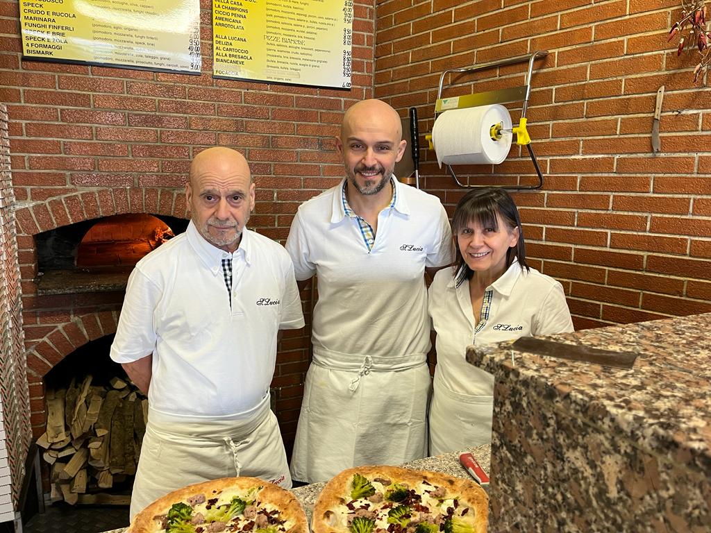 Quelli che la Pizzeria di Santa Lucia a Crema festeggiano, alla grande, i primi 40 anni di vita: Auguri e Chapeau! 