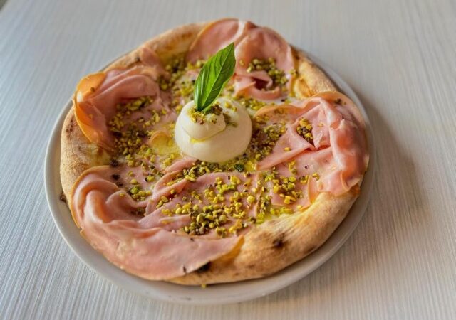 Alla pizzeria The Luxe di Crema trovate la vera pizza napoletana, quella col cornicione alto e, se volete … ripieno.