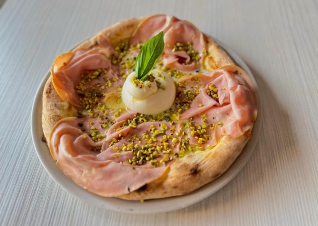 Alla pizzeria The Luxe di Crema trovate la vera pizza napoletana, quella col cornicione alto e, se volete … ripieno.