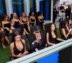 Alex Corlazzoli non fa sconti: “Ma le ragazze con Sfera e Ebbasta si sono rese conte del danno che hanno fatto su milioni di altre ragazzine?”. Ma poi Sfera sarà libero o no di andare allo stadio con chi vuole?